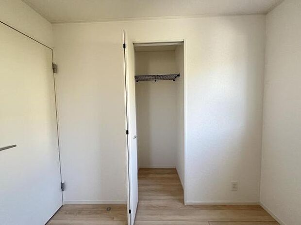 いつでもお部屋をスッキリお使い頂ける収納スペースを設置。