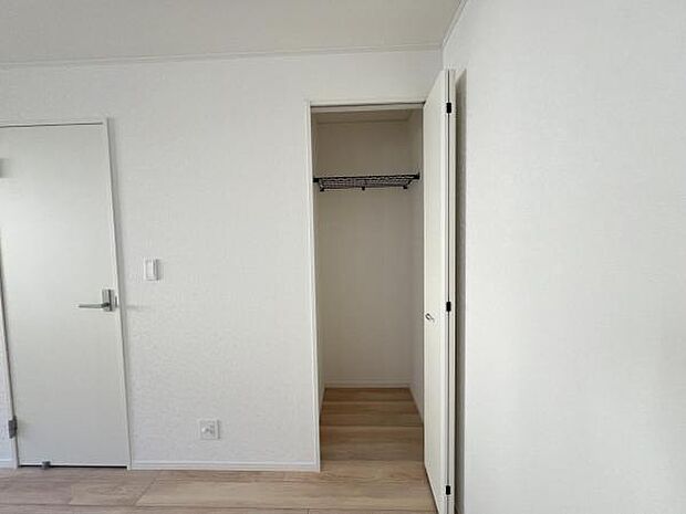 中の物を確認しやすく、取り出しやすい収納スペース。お部屋を広々とお使いいただけます。