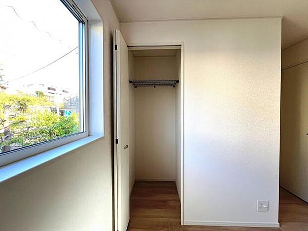 いつでもお部屋をスッキリお使い頂ける収納スペースを設置。