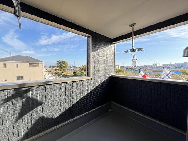 インナーバルコニーです、突然の雨降りでも安心ですね。