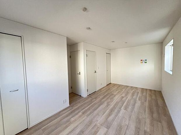 木の温もりが優しいフローリングの収納スペース付き洋室です。