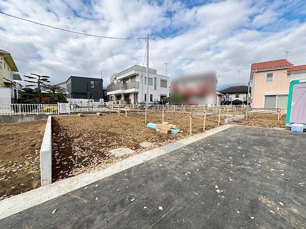 前面道路を含めた現地写真です。