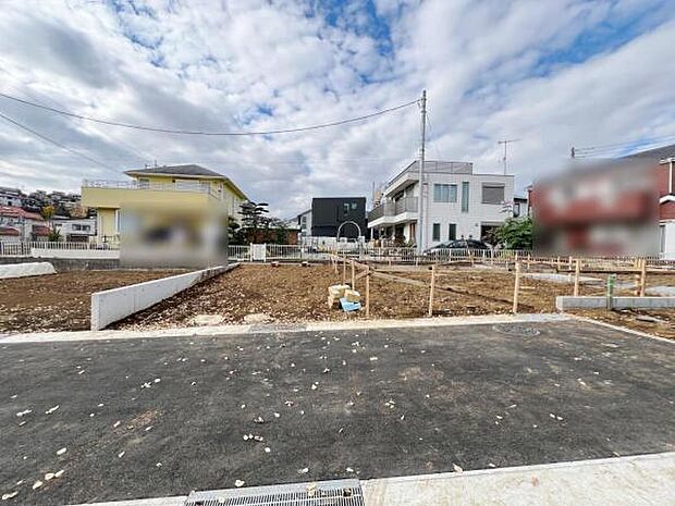 前面道路です。住宅地につき落ち着いた新生活を始められそうです。