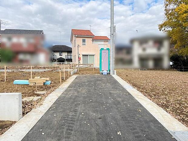 前面道路を含めた現地写真です。ぜひ周辺環境も併せてご覧ください。