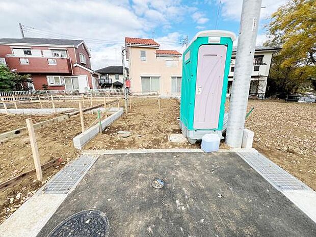 前面道路を含めた現地写真です。