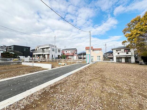 前面道路を含めた現地写真です。