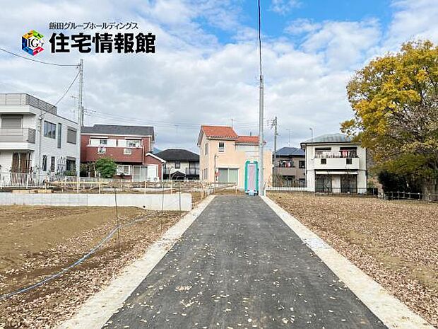 前面道路です。住宅地につき落ち着いた新生活を始められそうです。