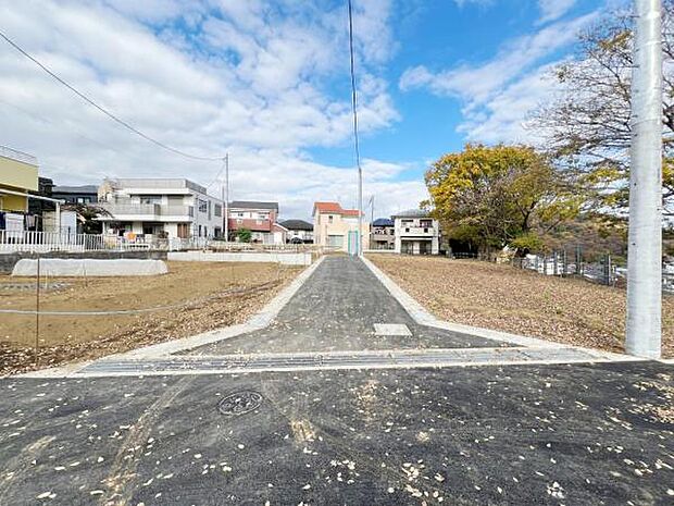 前面道路を含めた現地写真です。