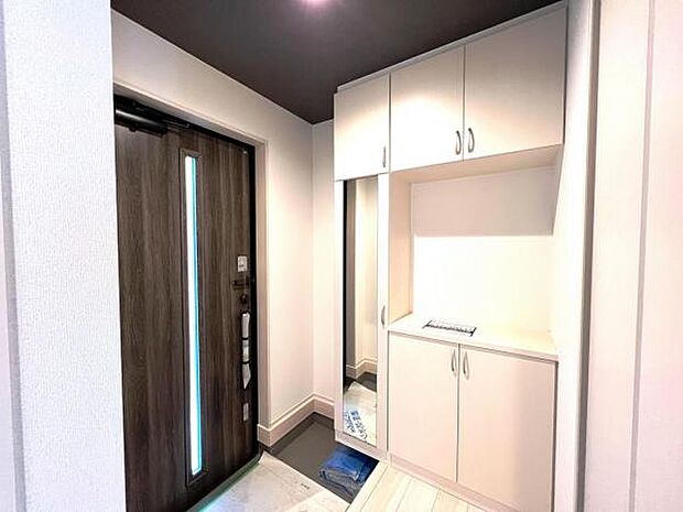 綺麗で明るい玄関でお客様をお迎えいただけます。