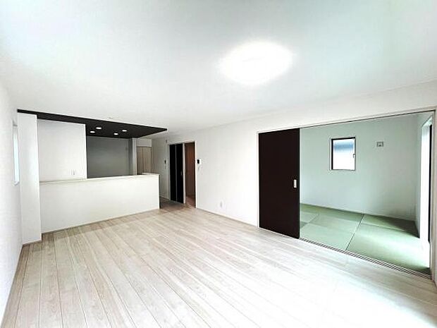 ご家族でゆったり食事が楽しめるダイニングスペースです。