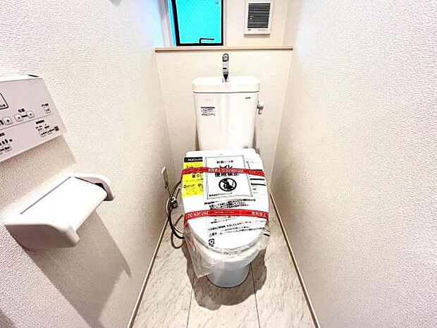 シャワー洗浄機能付のトイレは、清潔感が印象的な空間ですね。