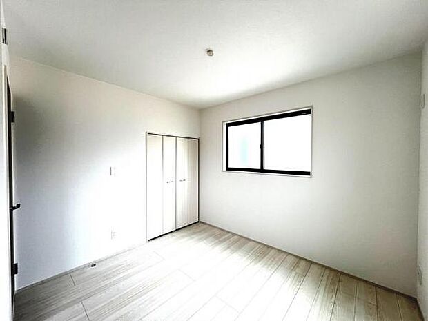 いつでもお部屋をスッキリお使い頂ける収納スペースを設置。