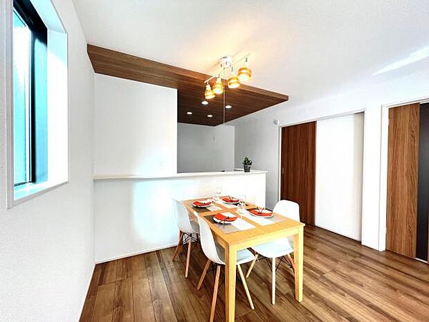 ご家族でゆったり食事が楽しめるダイニングスペースです。