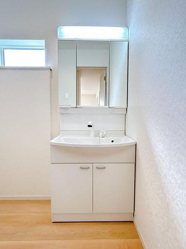 シャワー付き洗面化粧台です。手軽にシャンプーができ、お掃除もしやすいですね。