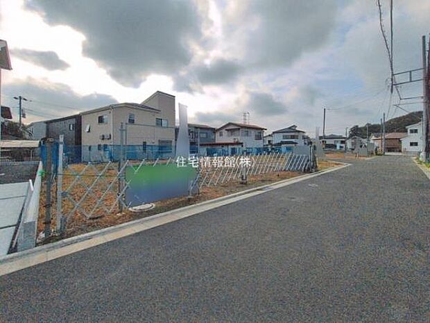 前面道路を含めた現地写真です。
