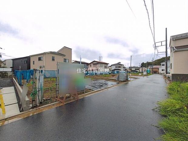 前面道路を含めた現地写真です。