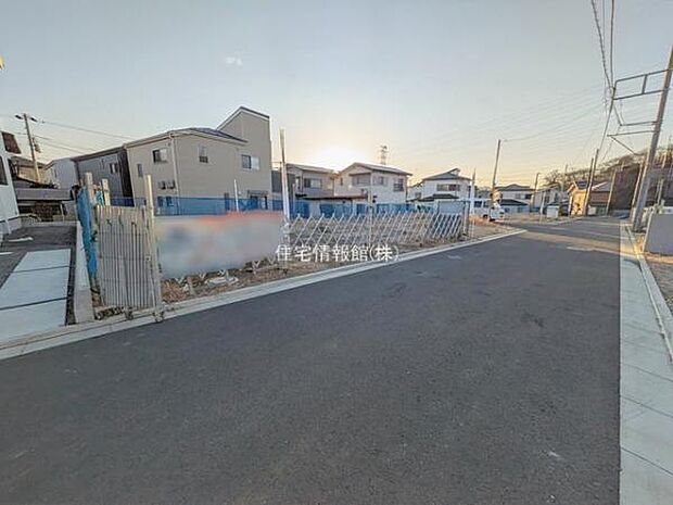 前面道路を含めた現地写真です。