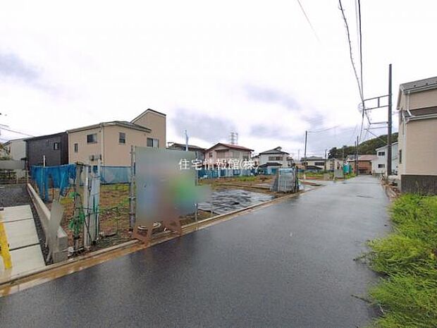 前面道路を含めた現地写真です。
