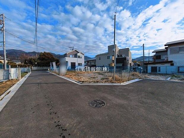 前面道路を含めた現地写真です。