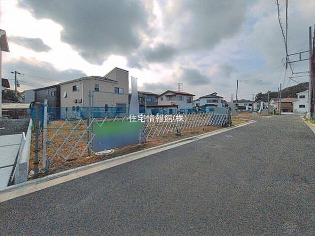 前面道路を含めた現地写真です。
