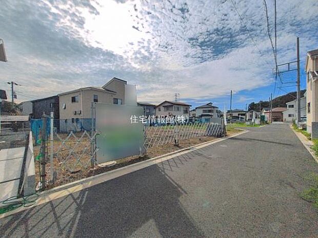 前面道路を含めた現地写真です。