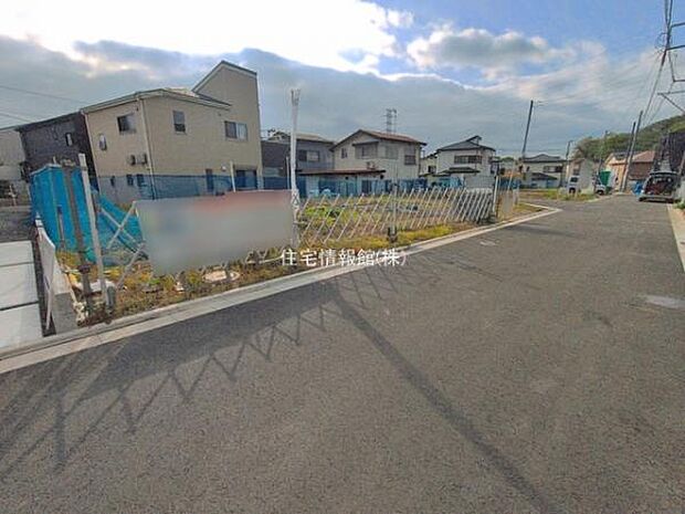 前面道路を含めた現地写真です。