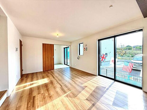 明るい日差しが入る風通しの良いリビングです。