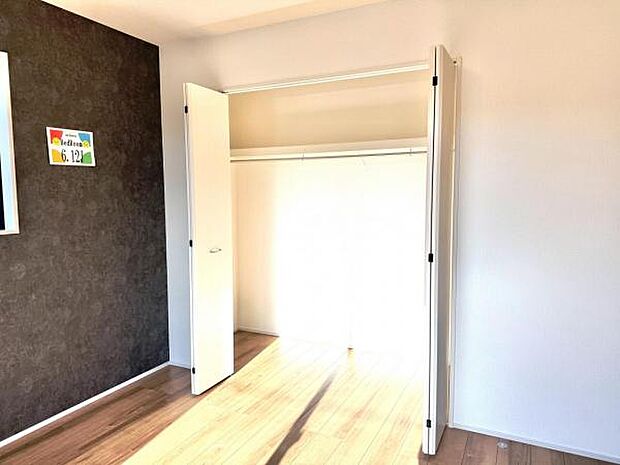 いつでもお部屋をスッキリお使い頂ける収納スペースを設置。