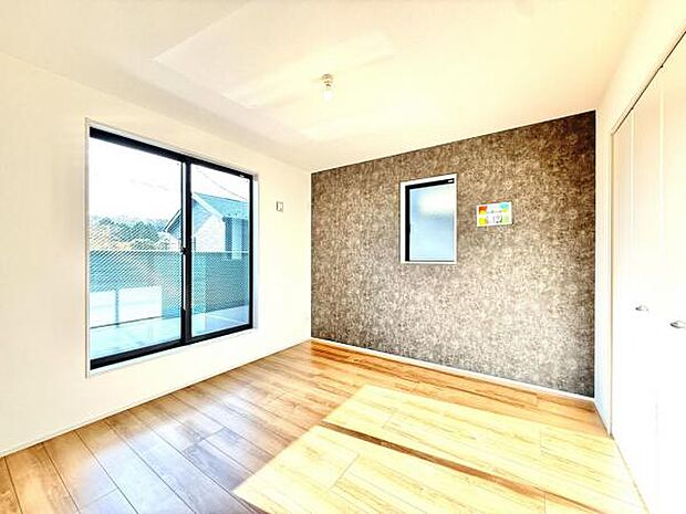 木の温もりが優しいフローリングの収納スペース付き洋室です。