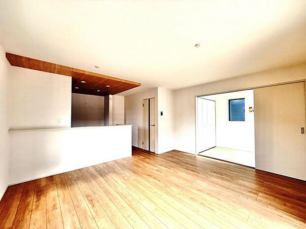 ご家族でゆったり食事が楽しめるダイニングスペースです。