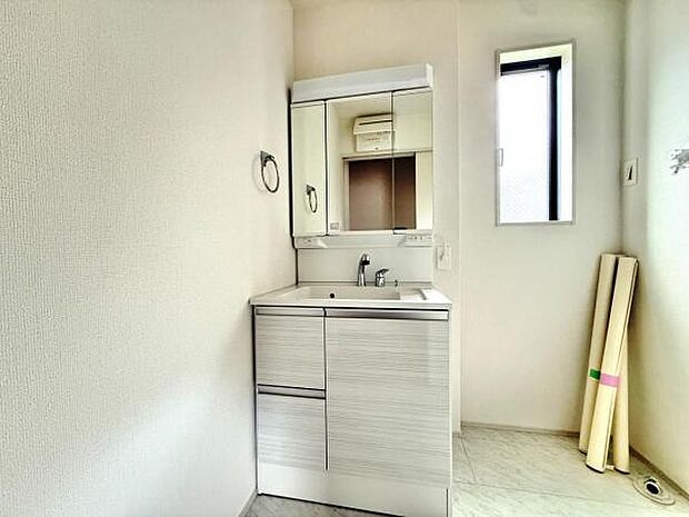 シャワー付き洗面化粧台です。手軽にシャンプーができ、お掃除もしやすいですね。