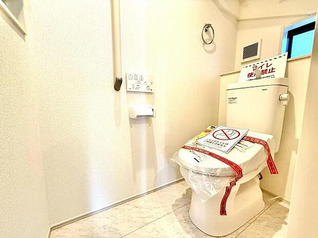 シャワー洗浄機能付のトイレは、清潔感が印象的な空間ですね。