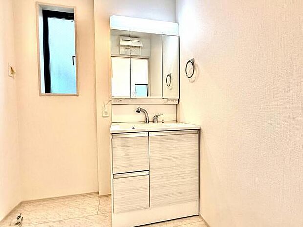 シャワー付き洗面化粧台です。手軽にシャンプーができ、お掃除もしやすいですね。