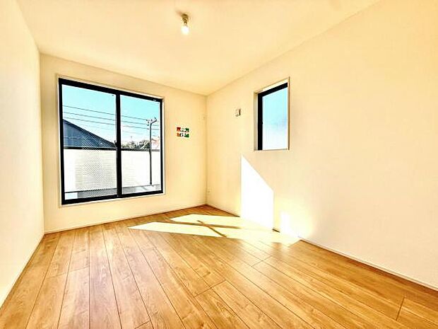 木の温もりが優しいフローリングの収納スペース付き洋室です。