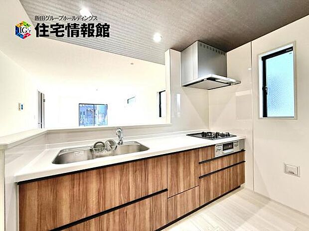 ご家族を見守りながら家事が捗る対面式キッチン。お料理をしながらご家族のサポートも可能です。