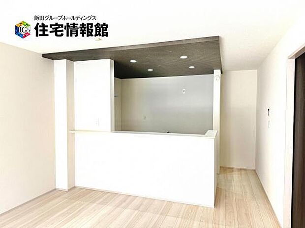 カウンターキッチン越しに会話も楽しめるダイニングキッチン。