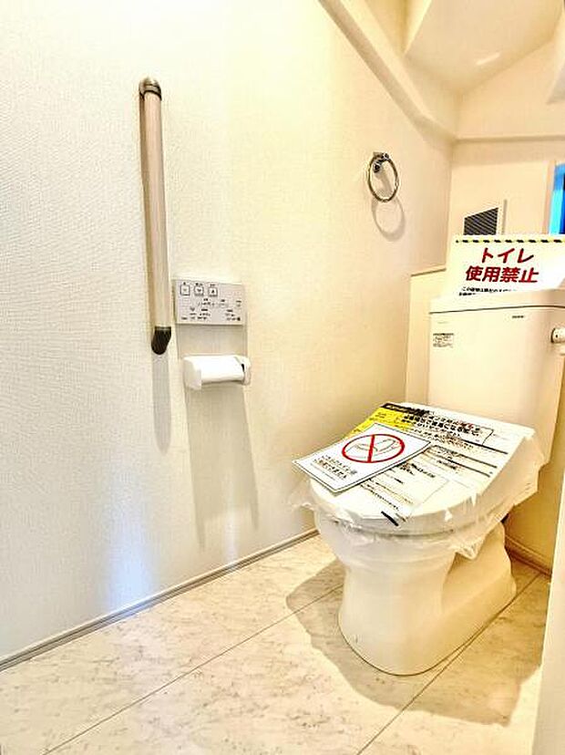 シャワー洗浄機能付のトイレは、清潔感が印象的な空間ですね。