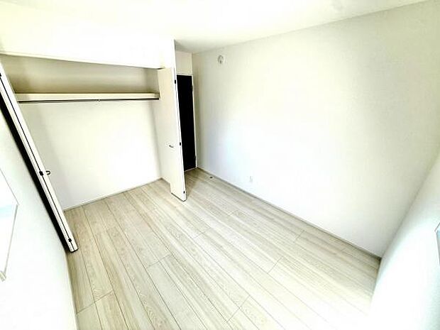 いつでもお部屋をスッキリお使い頂ける収納スペースを設置。