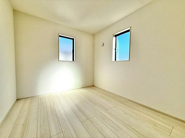 木の温もりが優しいフローリングの収納スペース付き洋室です。