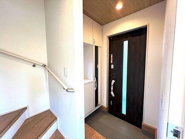 綺麗で明るい玄関でお客様をお迎えいただけます。