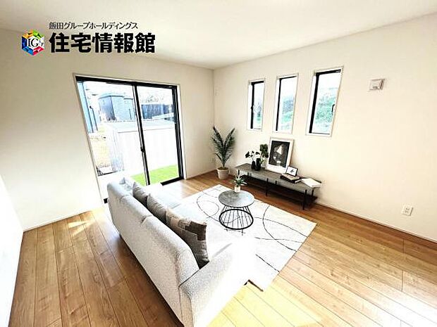 明るい日差しが入る風通しの良いリビングです。