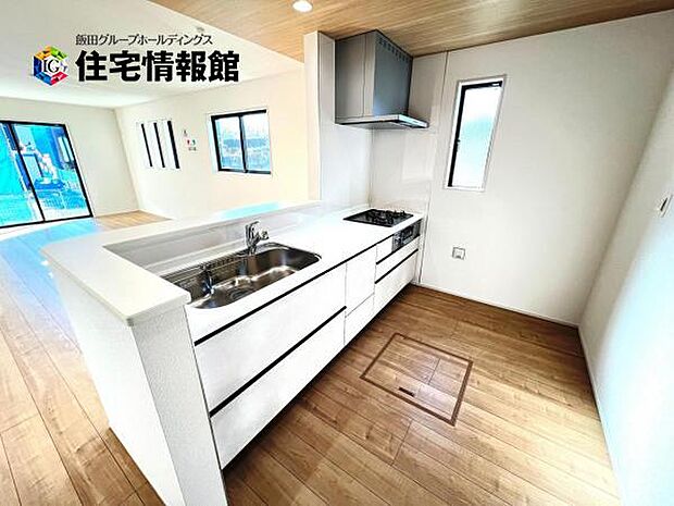 ご家族を見守りながら家事が捗る対面式キッチン。お料理をしながらご家族のサポートも可能です。