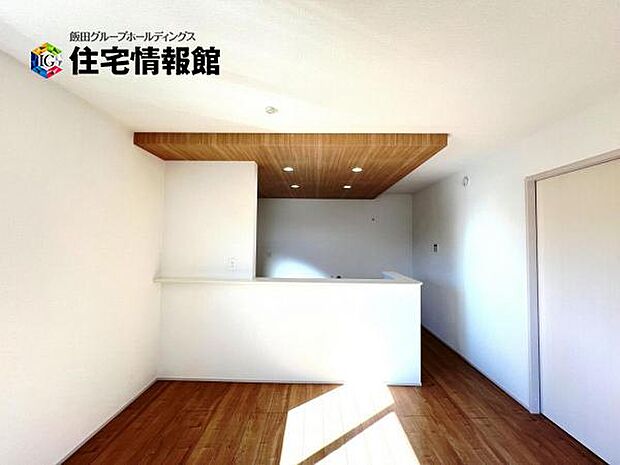 カウンターキッチン越しに会話も楽しめるダイニングキッチン。