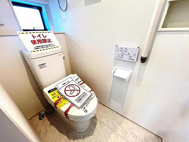 シャワー洗浄機能付のトイレは、清潔感が印象的な空間ですね。