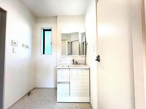 シャワー付き洗面化粧台です。手軽にシャンプーができ、お掃除もしやすいですね。