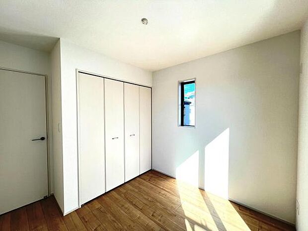 いつでもお部屋をスッキリお使い頂ける収納スペースを設置。