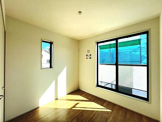 木の温もりが優しいフローリングの収納スペース付き洋室です。