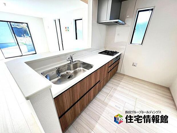 ご家族を見守りながら家事が捗る対面式キッチン。お料理をしながらご家族のサポートも可能です。