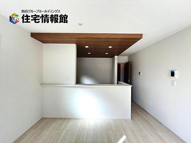 カウンターキッチン越しに会話も楽しめるダイニングキッチン。