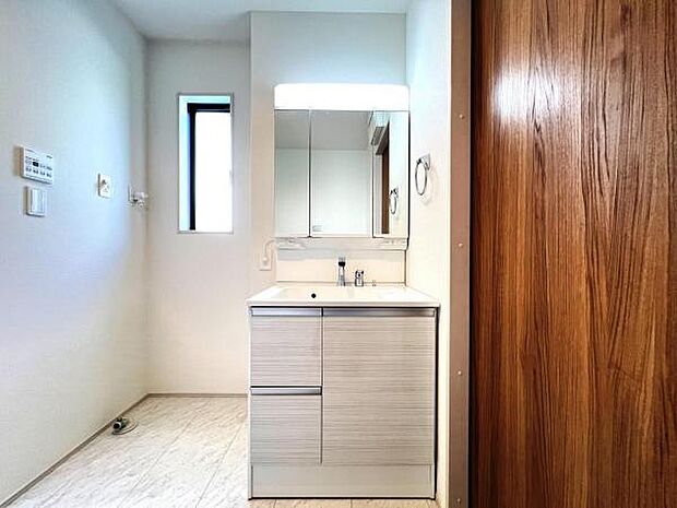 シャワー付き洗面化粧台です。手軽にシャンプーができ、お掃除もしやすいですね。